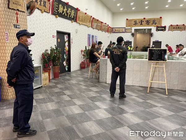 ▲恆春警分局長林明波帶隊執行擴大臨檢 。(圖/記者陳崑福翻攝,下同)