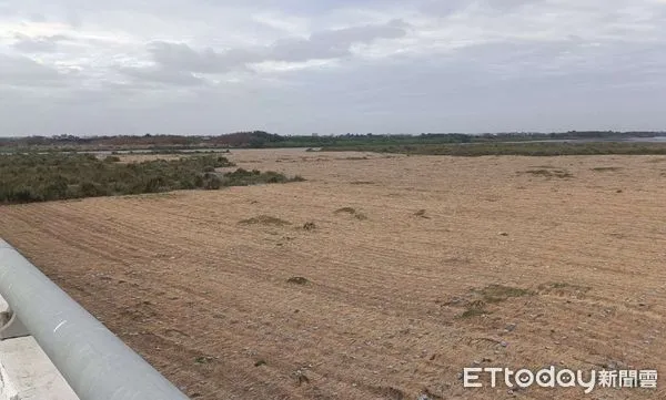 ▲雲林縣政府去年以「濁水溪揚塵獵砂行動」榮獲「2022 TSAA台灣永續行動獎」金獎肯定。(圖/記者蔡佩旻翻攝)