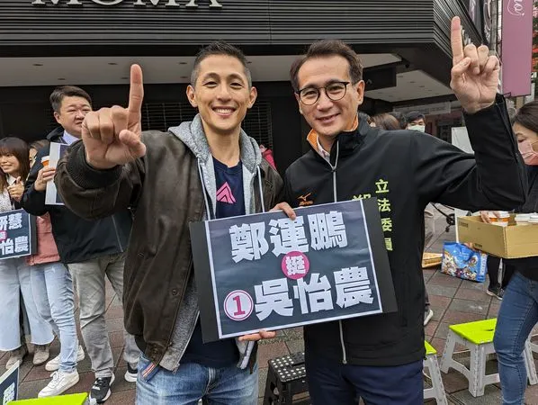 ▲▼鄭運鵬陪同吳怡農街頭拜票。(圖/翻攝自鄭運鵬臉書)