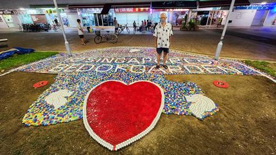 新加坡77歲爺「收集瓶蓋創作小天地」　路邊藝術感動民眾幫找素材