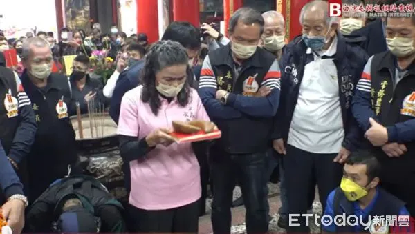 ▲▼通霄白沙屯拱天宮媽祖徒步進香日期,今(6)日由值年爐主擲筊請示媽祖,擇定國曆2/12出發,2/20回宮,全程9天。(圖/記者蔡文淵翻攝)