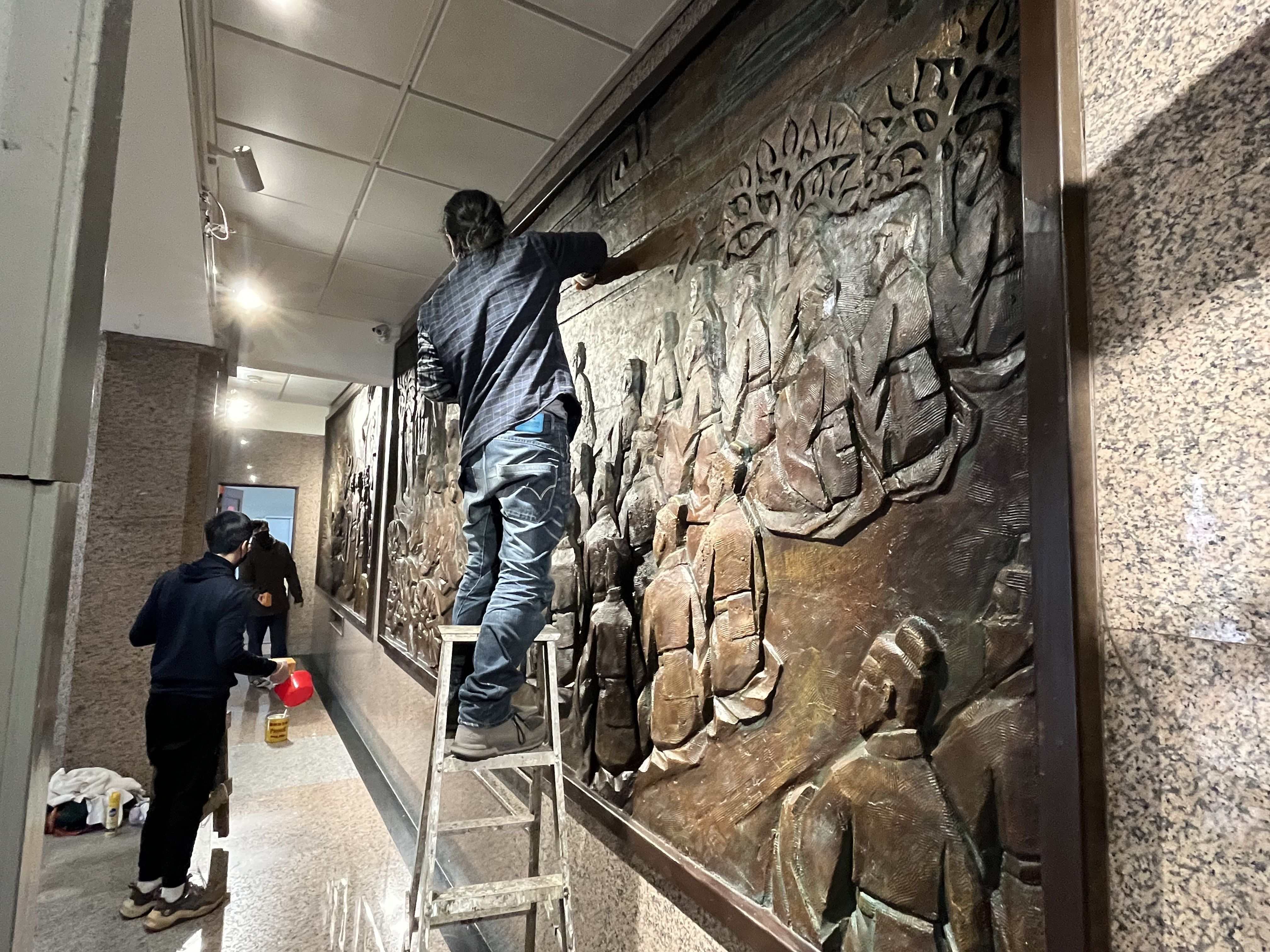 ▲▼教育部一樓大廳的仿青銅浮雕，是全台唯二大型浮雕創作。（圖／記者許敏溶攝）