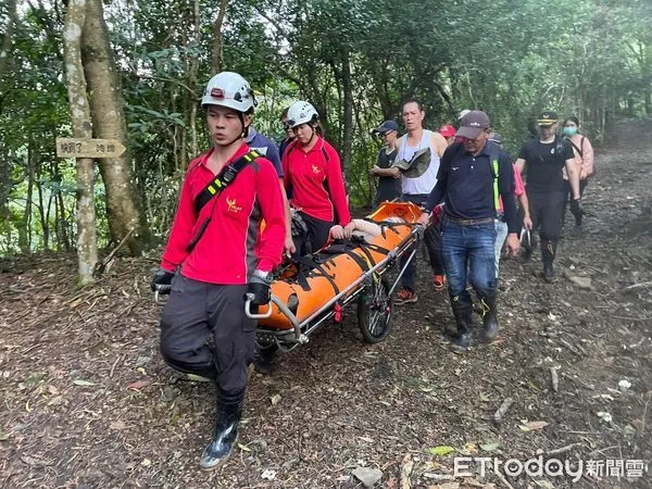 財團法人翔谷慈善基金會為提升消防人員救災效能,日前,捐贈宜蘭消防局號稱擔架界變形金剛的鈦合金推輪擔架1組,這是宜蘭消防獲贈的第2座鈦合金推輪擔架,消防人員救災更蓋省力。