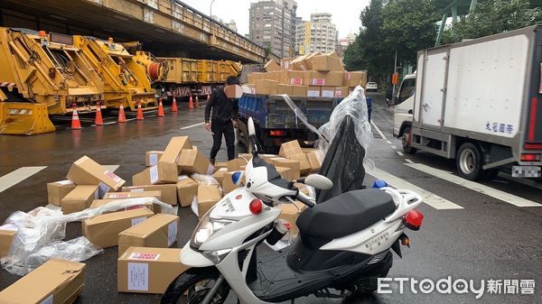 ▲▼載滿貨物的小貨車,下閘道右轉不慎「全甩出」。(圖/記者邱中岳翻攝)