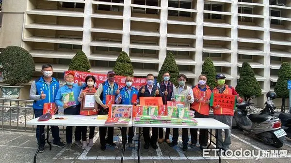 ▲台南市勞工局攜手再前往新營區、楠西區、玉井區及新化區公所發放愛心物資及紅包給200戶弱勢家庭。(圖/記者林悅翻攝,下同)
