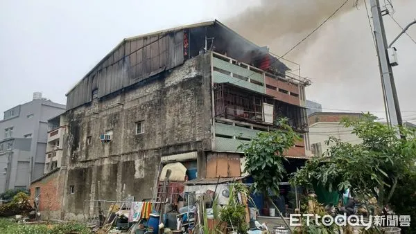 ▲台南市新營區復興路135巷內民宅,9日上午發生火警,台南市消防局據報出動新營消防分隊17車35人前往搶救,幸好無人員傷亡。(圖/記者林悅翻攝,下同)