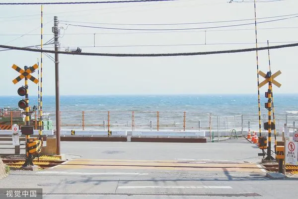 ▲▼日本神奈川縣鎌倉市江之島電鐵線的「鎌倉高校前」站旁平交道。(圖/CFP)