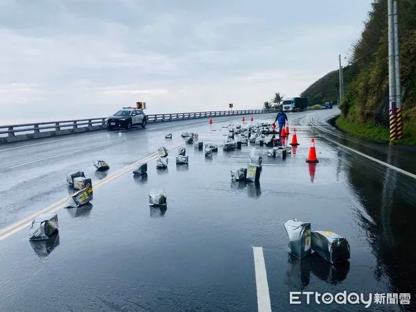 ▲因貨物未綁牢固造成100多桶沙拉油掉落路面,油漬滲漏影響道路約200公尺。(圖/記者楊漢聲翻攝)