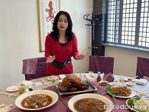 ▲李貴敏介紹私房最愛菜館。(圖/記者鄭佩玟攝)