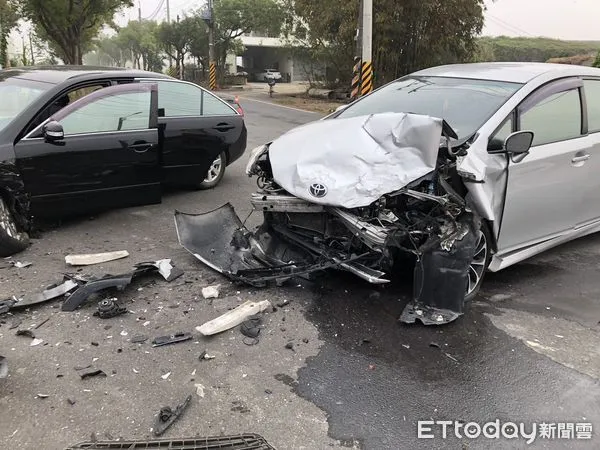 ▲台南市後壁區侯伯往土溝方向約200公尺發生兩部車車禍,消防人員搶救駕駛人脫困,並將2車駕駛人以救護車送醫救治。(圖/民眾提供,下同)