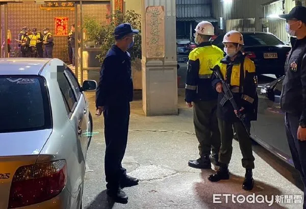 ▲憲警合力加強執行年前維安工作,連女性步槍兵(右2)都出動。(圖/記者高堂堯翻攝)