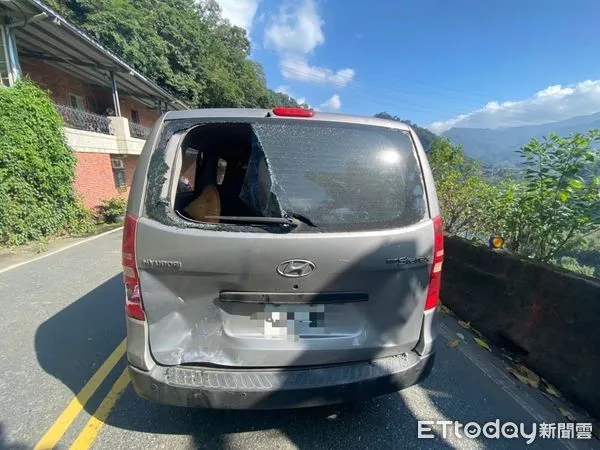 ▲▼廂型車後擋風玻璃遭機車騎士撞破 。(圖/記者陳以昇翻攝)