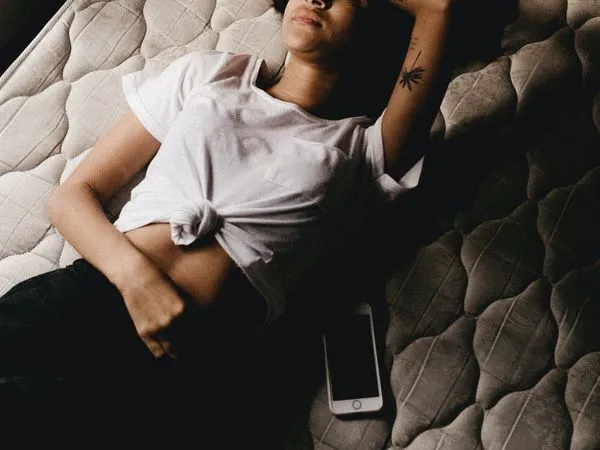 ▲▼女子臥床。(圖/取自免費圖庫Unsplash)