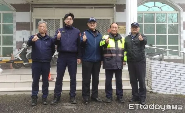 ▲台東縣警察局副局長林宏輝前往慰問台20線─「南橫公路」沿線派出所。(圖/記者楊漢聲翻攝)
