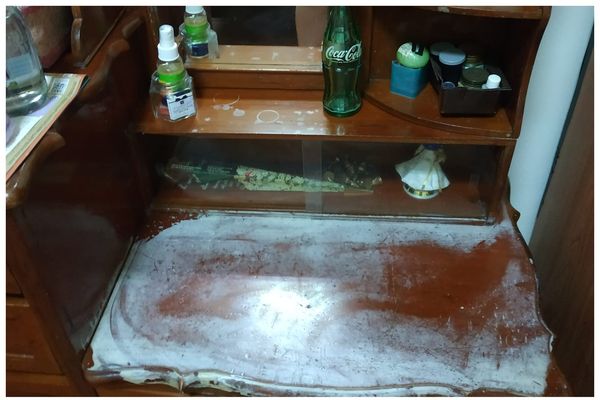 ▲▼酒精灑在木製化妝台上,表面出現一片白斑。(圖/翻攝自Facebook/爆系知識家)