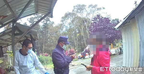 ▲高齡老婦卡椅縫昏迷,警持槌破壞木椅順椅救出。(圖/記者楊漢聲翻攝)