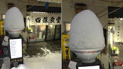 餐廳門口擺拉麵碗模型　遇下雪「瞬間變超大碗剉冰」還以為專賣大份量餐點