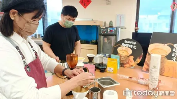 ▲受疫情影響,睽違兩年多的門諾醫院迦南病房咖啡時光再度重啟。(圖/門諾醫院提供,下同)