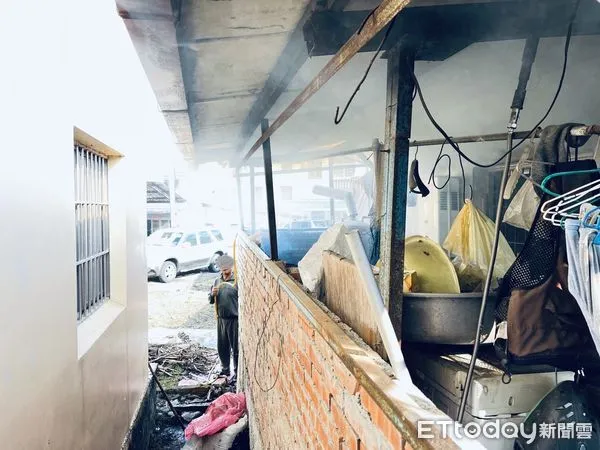 ▲魚池鄉五城派出所旁民宅失火,所長變身消防員急奔滅火救援。(圖/記者高堂堯翻攝,下同)