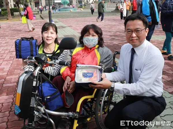 ▲農曆春節將至,為替弱勢家戶年夜飯加菜,奇美實業特別準備2600份年菜,攜手台南市仁德區公所、里長、里幹事,11日在仁德運動公園發放予仁德區弱勢家戶。(圖/記者林悅翻攝,下同)