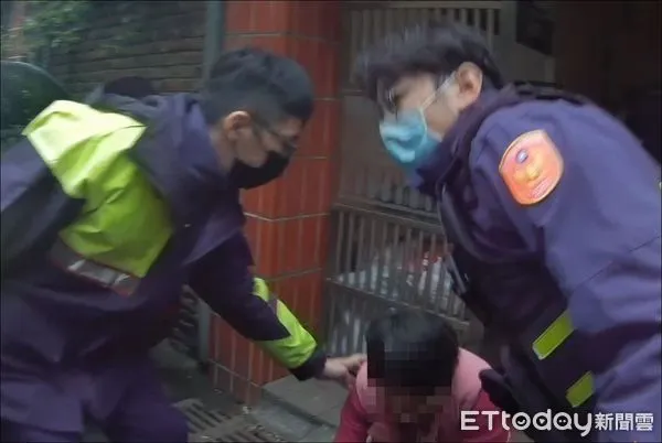 ▲▼失智男子認錯家門,怒嗆屋主「就是他害我」,妻子跪謝警方協助找回。(圖/民眾提供,下同)