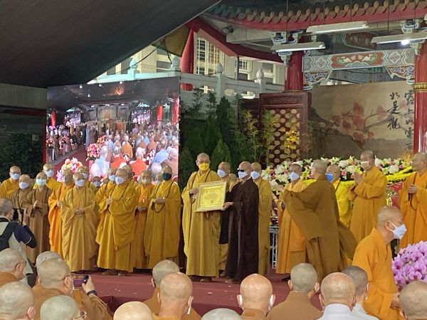 ▲總統府特頒發「褒揚令」,由內政部民政司呂清源司長(左)代表頒贈 。(圖/中國佛教會提供,下同)