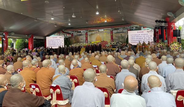 ▲總統府特頒發「褒揚令」,由內政部民政司呂清源司長(左)代表頒贈 。(圖/中國佛教會提供,下同)