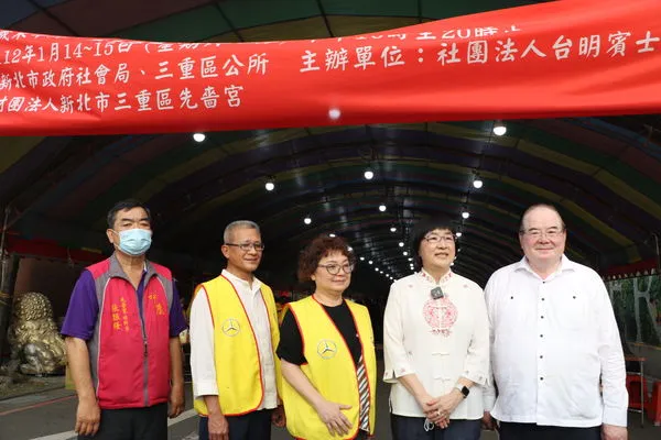 ▲台明賓士公益協會攜手先嗇宮 歲末關懷街友提前辦餐敘。(圖/新北市社會局提供)