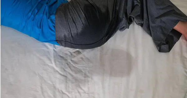 會考即將到來,一名媽媽發現就讀國三的兒子竟然尿床,震驚又無助之下上網匿名發問,網友們都相當心疼孩子,直呼「考試有那麼重要嗎?」(示意圖/123RF)