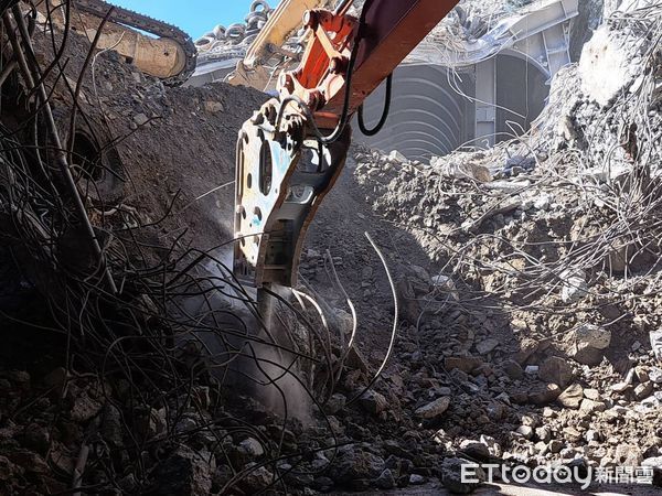 ▲▼搶修人員在災點進行巨石碎解及土心降挖清理作業。(圖/公路總局提供,下同)