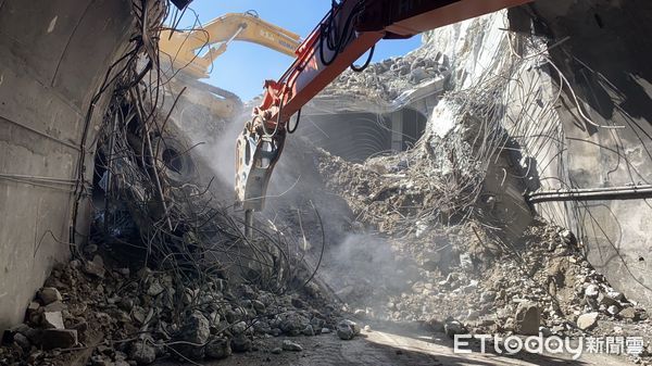 ▲▼搶修人員在災點進行巨石碎解及土心降挖清理作業。(圖/公路總局提供,下同)