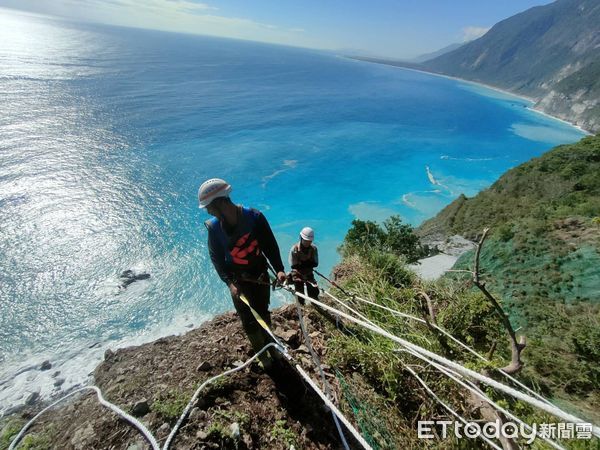 ▲▼搶修人員在災點進行巨石碎解及土心降挖清理作業。(圖/公路總局提供,下同)