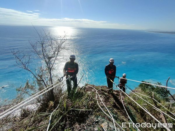 ▲▼搶修人員在災點進行巨石碎解及土心降挖清理作業。(圖/公路總局提供,下同)