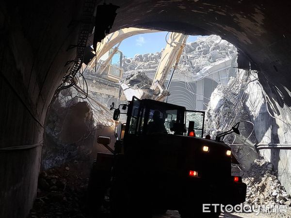 ▲▼搶修人員在災點進行巨石碎解及土心降挖清理作業。(圖/公路總局提供,下同)