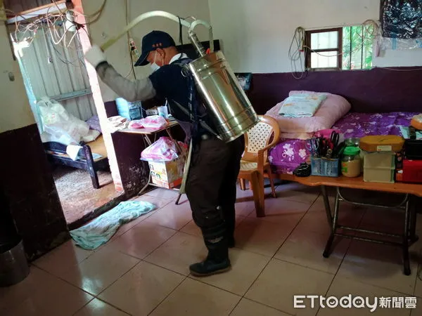 ▲草屯慈濟志工為獨居身障長者清掃家園迎新年。(圖/慈濟基金會提供,下同)