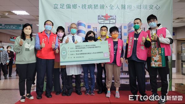 ▲竹山秀傳醫院舉辦「名家揮毫迎春迎福迎兔年」暨暖心年菜寒冬送暖活動。(圖/竹山秀傳醫院提供)