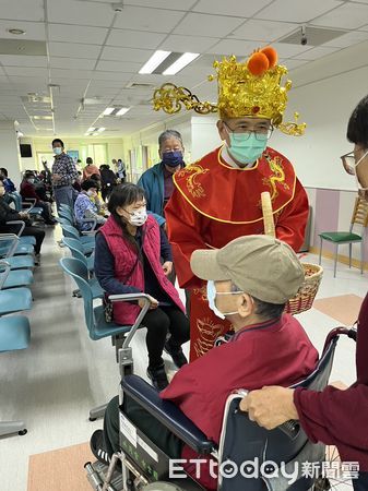 ▲竹山秀傳醫院舉辦「名家揮毫迎春迎福迎兔年」暨暖心年菜寒冬送暖活動。(圖/竹山秀傳醫院提供)