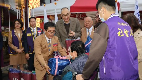 ▲連10年行善不間斷 長海同濟會發起北二區兒少圍爐贈福袋。(圖/新北市社會局提供)