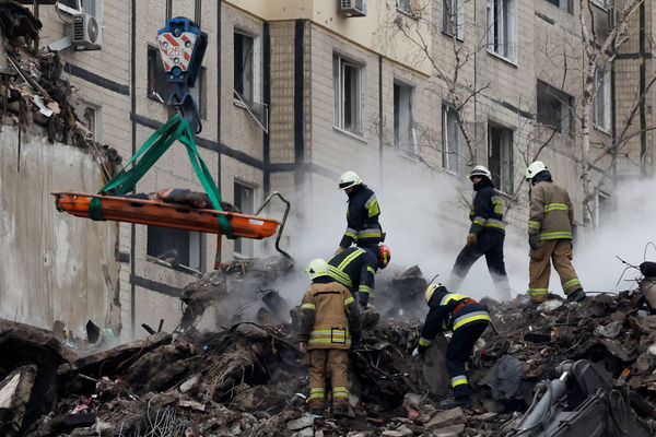 ▲▼第聶伯羅一棟公寓14日慘遭俄羅斯飛彈擊中，目前死亡數已增至30人。（圖／路透）