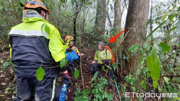 ▲▼搜救人員找到失聯登山客,警消出動大批人員搜山 。(圖/記者陳以昇翻攝)
