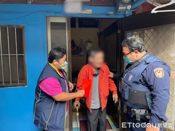 ▲員警協助李姓老翁,申請關懷急難救助。(圖/記者楊漢聲翻攝)