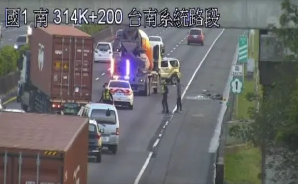 ▲▼ 國道1號南向314.4公里處安定路段今(16)日下午5時11分發生車禍。(圖/翻攝自國道監視器)