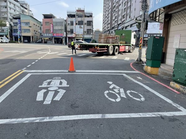 ▲▼高雄死亡車禍。(圖/記者賴文萱翻攝)