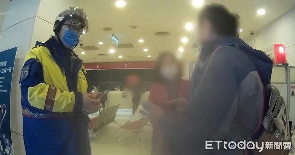 ▲▼警方阻止男子匯款。(圖/記者黃彥傑翻攝)