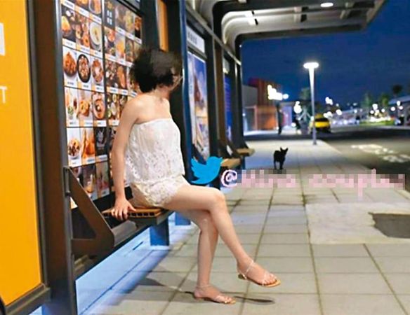 推特遭裸拍族攻占,台中米娜(圖)等人就常在推特張貼裸露自拍照。(翻攝推特)