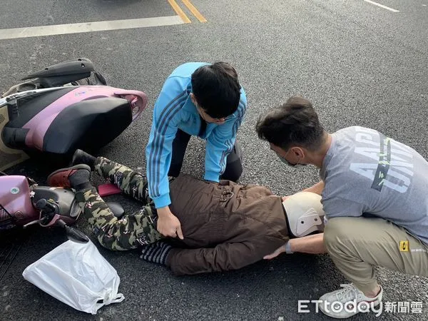 ▲東港消防分隊隊員林立偉及第三大隊安檢小組隊員譚宇瑄東港鎮興和路土地公廟前救護 。(圖/記者陳崑福翻攝,下同)