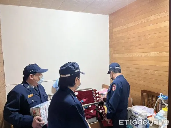 ▲▼ 三重分局重陽派出所勤區警員廖淳逸會同轄內富福里長陳惟國及民防人員,攜手合作寒冬送暖,主動深入社區關懷轄內之弱勢家庭 。(圖/記者戴上容翻攝)