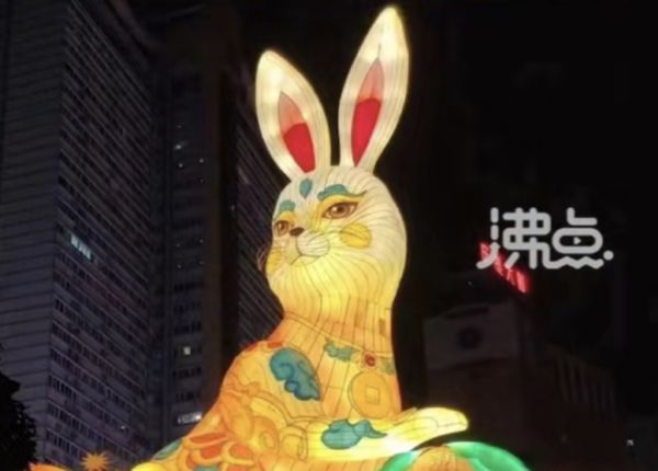 ▲重慶巨型兔子造型花燈被民眾批評很醜，嚇哭小孩。（圖／翻攝沸點視頻）
