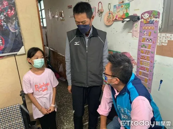 ▲▼新北市議員王威元到林男家中慰問 。(圖/記者陳以昇翻攝)