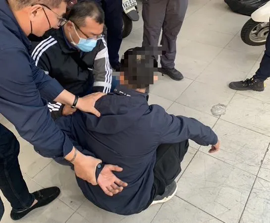 ▲▼高雄超商搶案!黑衣歹徒持兇器恐嚇店員 得手4.4萬豪賭翻倍遭逮。(圖/記者賴文萱翻攝)